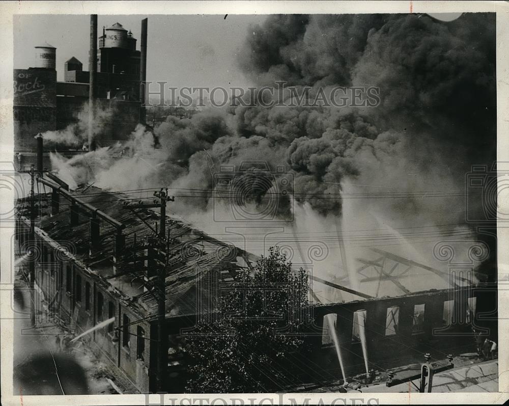 1932 Press Photo Blaze sweeps Philadelphia Factory Four alarm fire - Historic Images