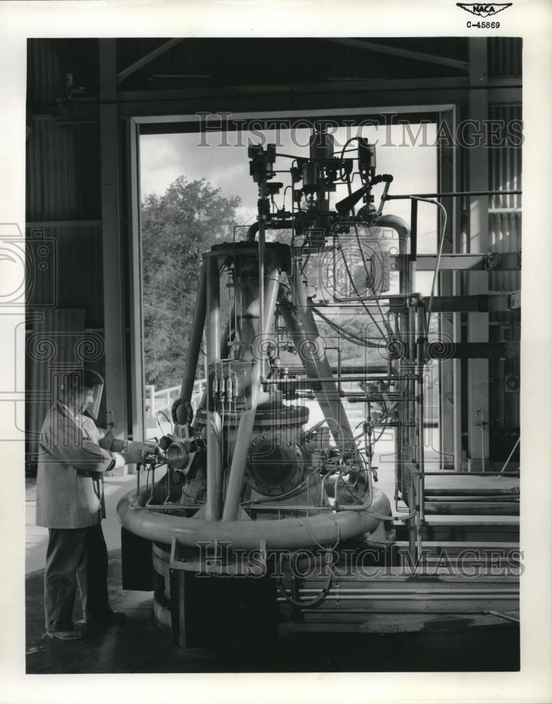 1958 Press Photo Technician Works With Rocket Engine At Lewis Research Facility - Historic Images