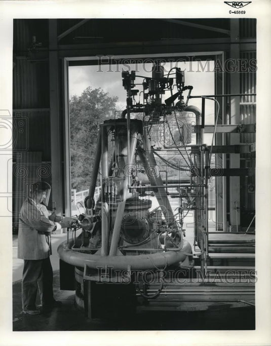 1958 Press Photo Technician Works With Rocket Engine At Lewis Research Facility - Historic Images
