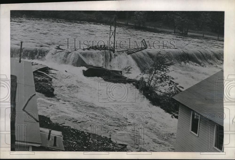 1945 Press Photo water destroys flood control gates at Daniel Green Co. - Historic Images