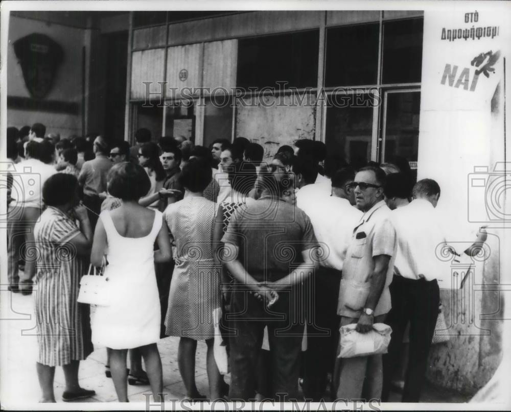 1968 Press Photo People Line Up For Voting Information Booklets, Athens, Greece - Historic Images