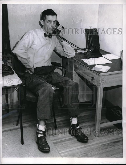 1958 Press Photo Believue Iowa Tom "Two Bites" Bates Newspaper Editor - Historic Images