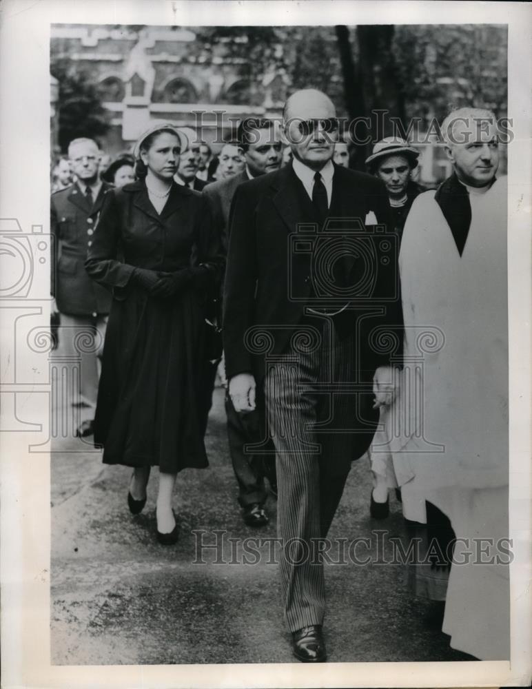 1949 Press Photo London, US Amb. Lewis Douglas &amp; family at Memorial Day service - Historic Images