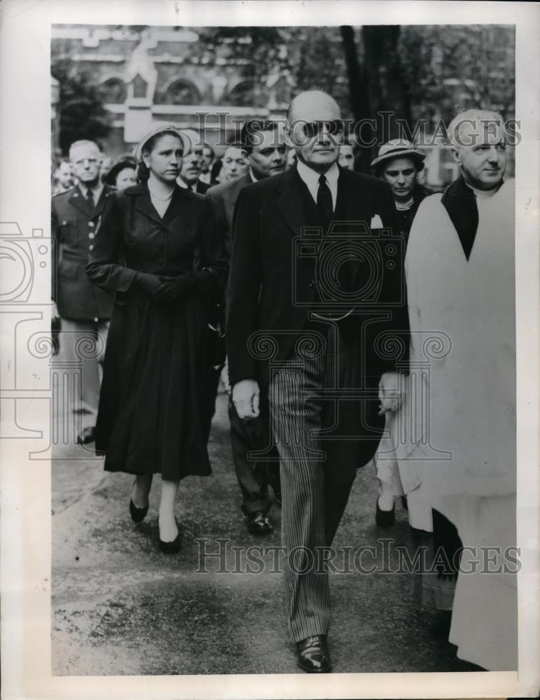 1949 Press Photo London, US Amb. Lewis Douglas & family at Memorial Day service - Historic Images
