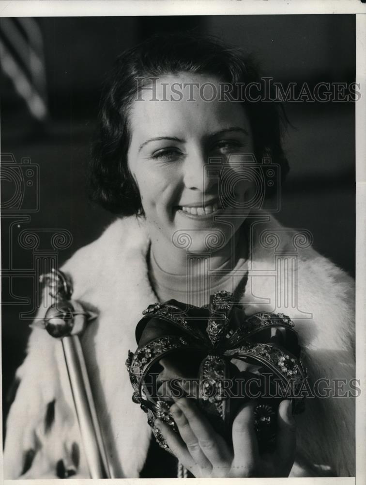 1933 Press Photo Ms Betty Edwards selected Queen of the 7th Annual Winter - Historic Images