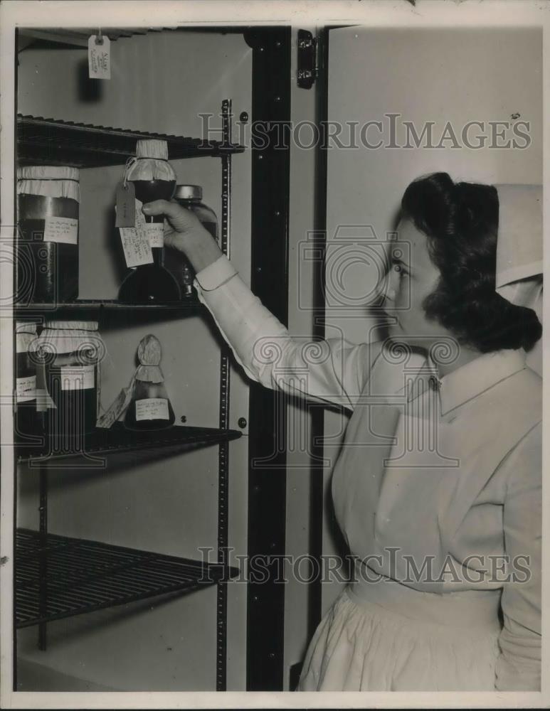 1940 Press Photo NYC, Nurse Helen Stoddard at Presbyterina Hospital with plasma - Historic Images