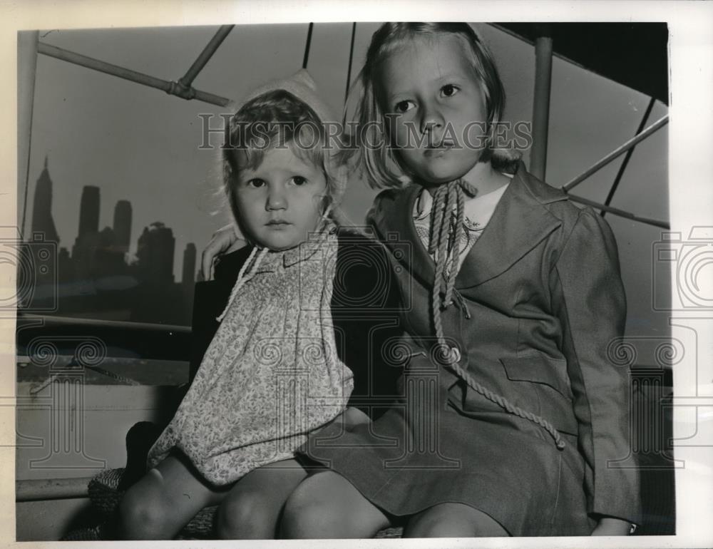 1941 Press Photo Priscilla and Pamela Pollard, daughters of the Standard Oil - Historic Images