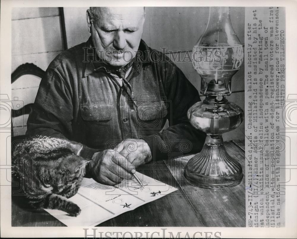 1952 Press Photo Elmer Annis Checks Ballton Millsfield NH - Historic Images