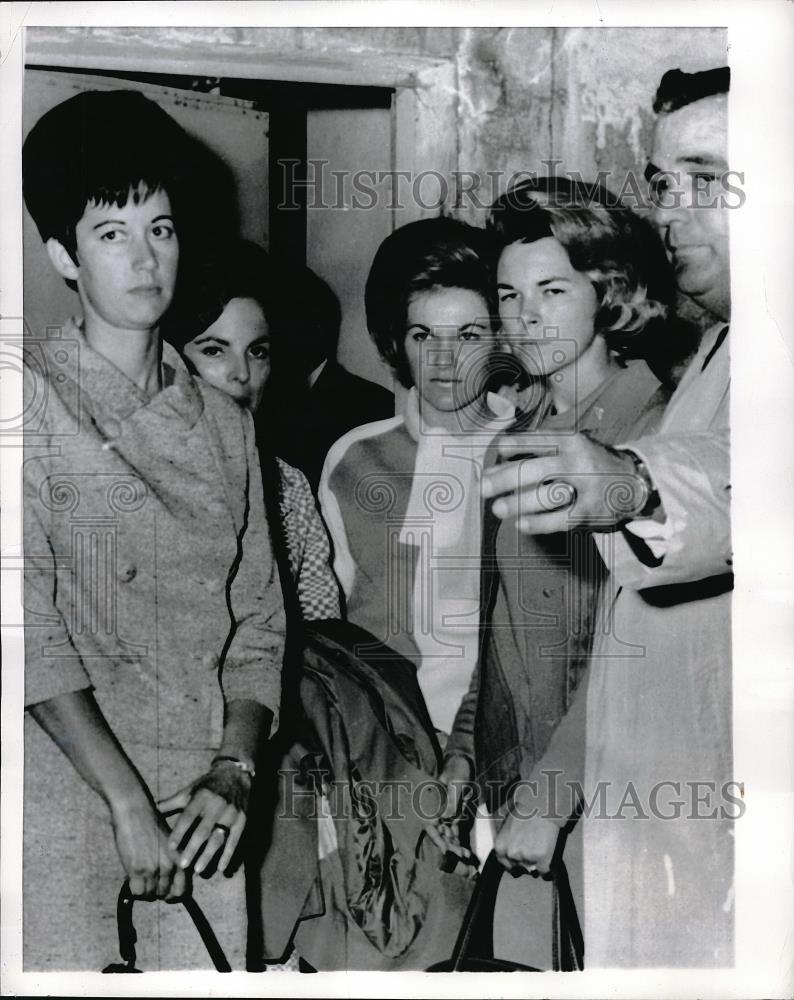 1969 Press Photo Sandy McElhanon Joy Jeffrey Bonnie Singleton Army Wives - Historic Images