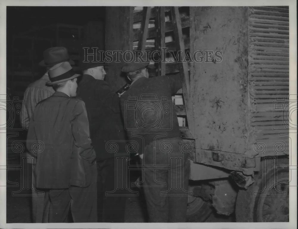 1938 Press Photo Tax collectors looking into the back of an Illinois truck to - Historic Images