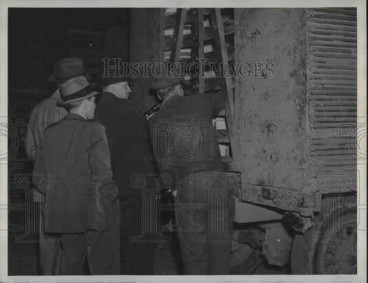1938 Press Photo Tax collectors looking into the back of an Illinois truck to - Historic Images