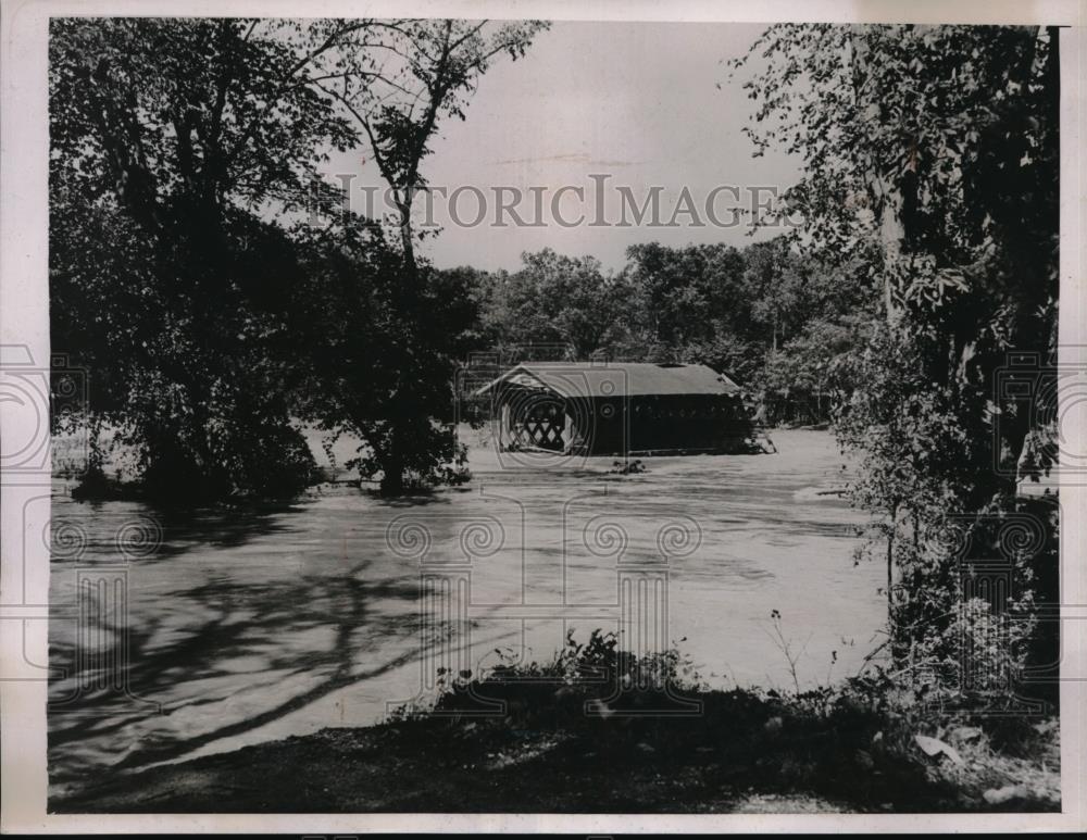 1938 Press Photo old covered bridge in Hoosick NY withstands Hudson Valley flood - Historic Images