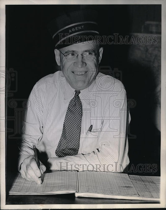 1944 Press Photo Hess L. Oglesby, Railway Agent Bought Town's Quota Bonds - Historic Images