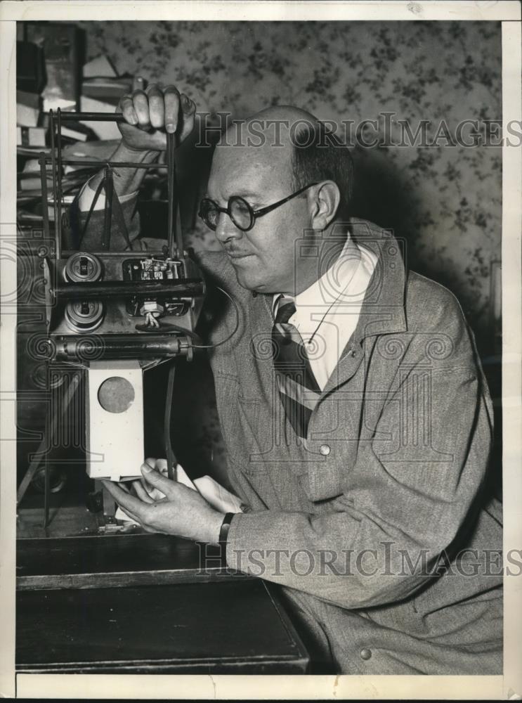 1937 Press Photo Harry Waters, inventor of paer coffee pkg machine - Historic Images