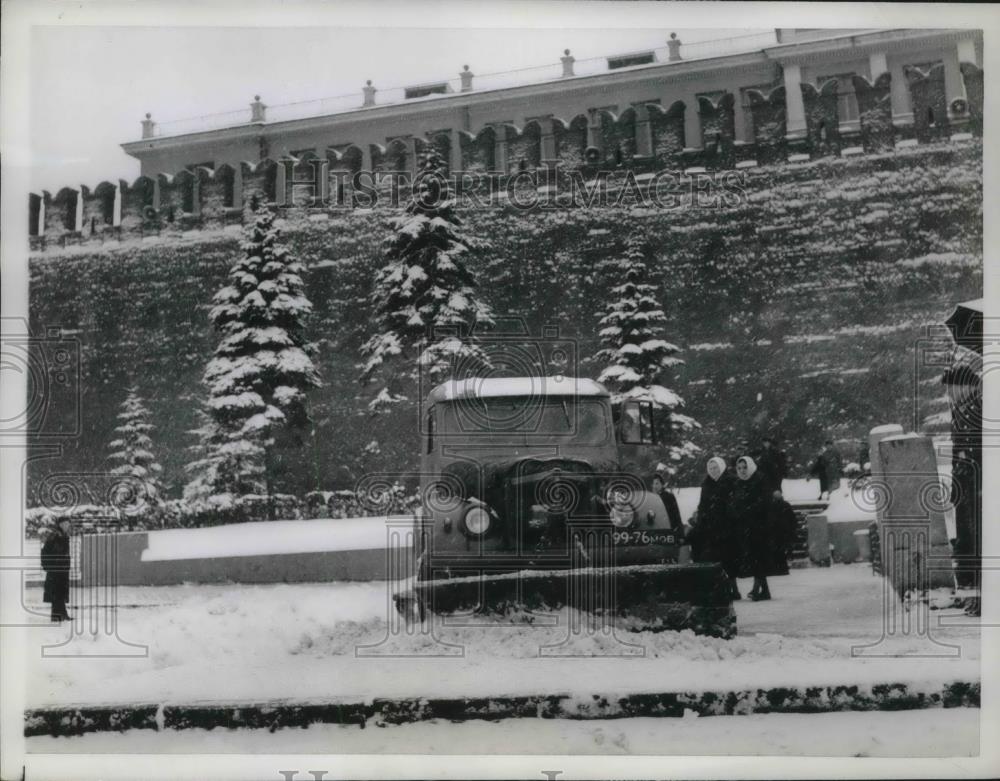 1961 Press Photo Truck pushes snow off street in Moscow&#39;s Red Square - Historic Images