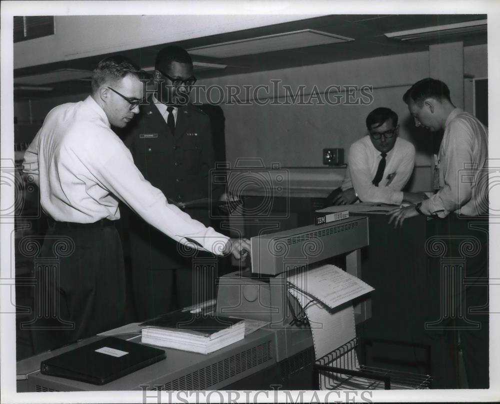 1968 Press Photo Officers Receiving Data North American Air Defense Command - Historic Images