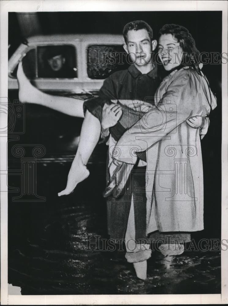 1947 Press Photo University Of Chicago Student Robert Andrews Carries - Historic Images