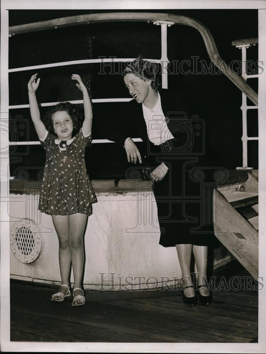 1937 Press Photo Vivianna Solai,8, with her mother, Mme Juliette Pons Sloai - Historic Images