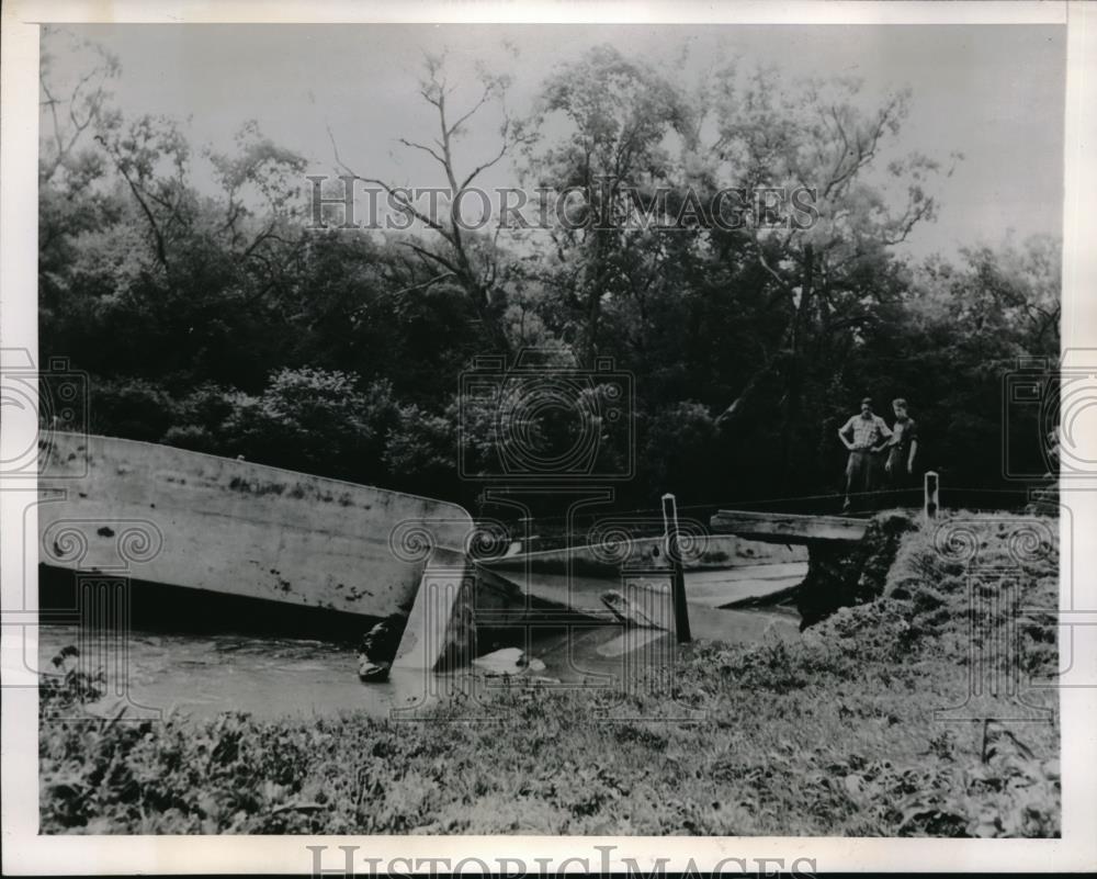 1945 Press Photo overflowing Kinderhook Creek floods Boston-Albany Hwy. in NY - Historic Images