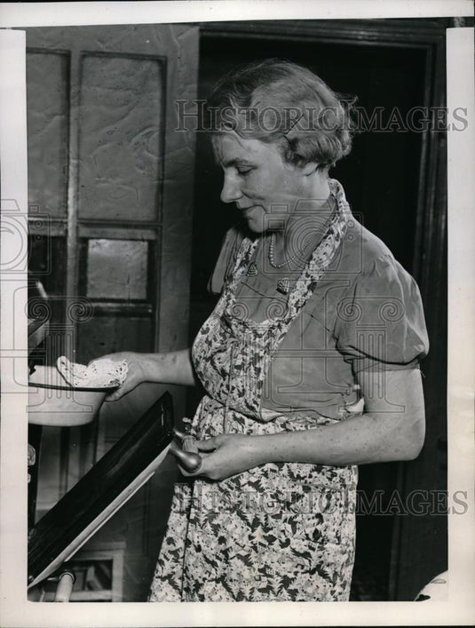 1938 Press Photo Mrs Ruth Evans preparing for his sons birthday party before - Historic Images