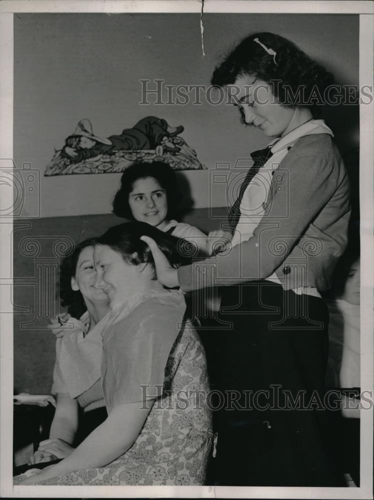 1938 Press Photo Charm school Helen Wagner Edna Newsome - Historic Images