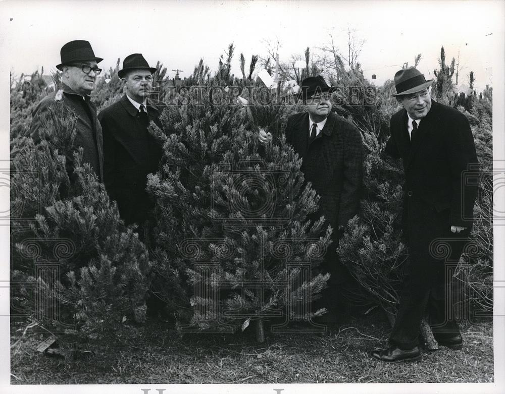 1967 Press Photo Kiwanians of Cleveland, Ohio sell X mas trees, Dillon,Geiser, - Historic Images