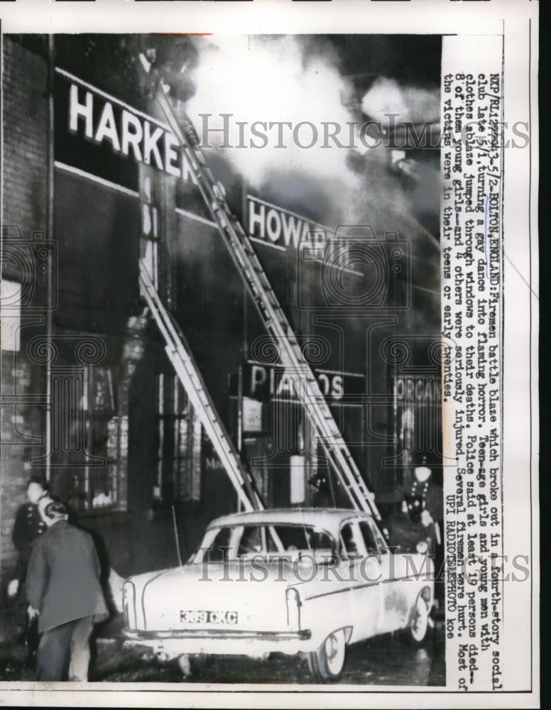 1961 Press Photo Bolton, England firemen battle blaze at a social club - Historic Images