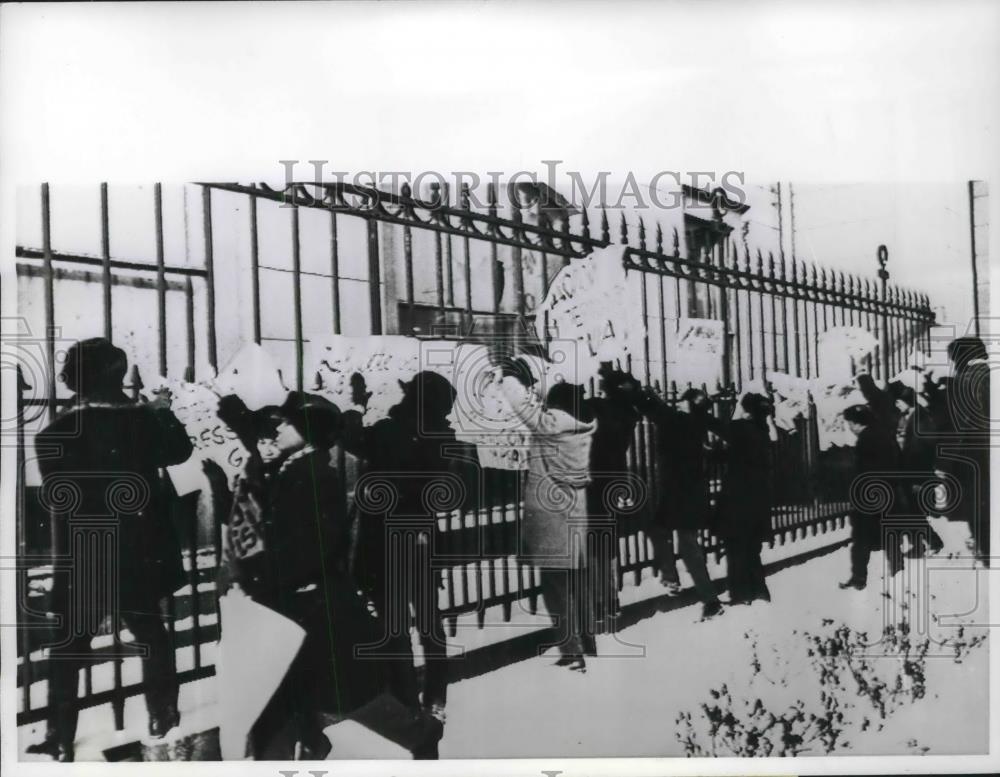 1964 Press Photo Angry Foreign, Russian Students demonstrate outside U.S.Embassy - Historic Images