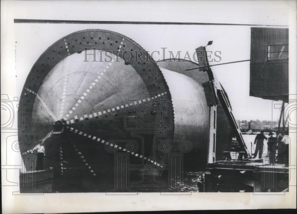 1945 Press Photo A huge drum maneuvered into position in England - Historic Images