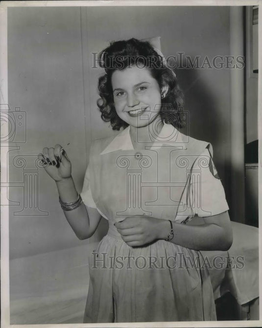 1945 Press Photo Betty Jean Strickler, a volunteer Red Cross Nurses' Aide at the - Historic Images