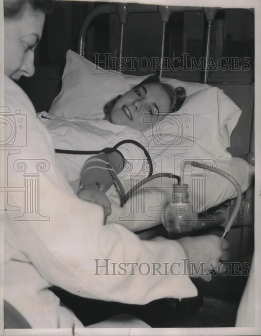 1940 Press Photo Mary Jane Swanson, donates blood to Red Cross in NYC - Historic Images