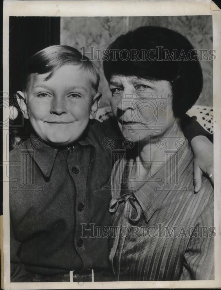 1932 Press Photo Mrs. Grace Over, Son Harlan Over, Birth Records Refute Kidnap - Historic Images