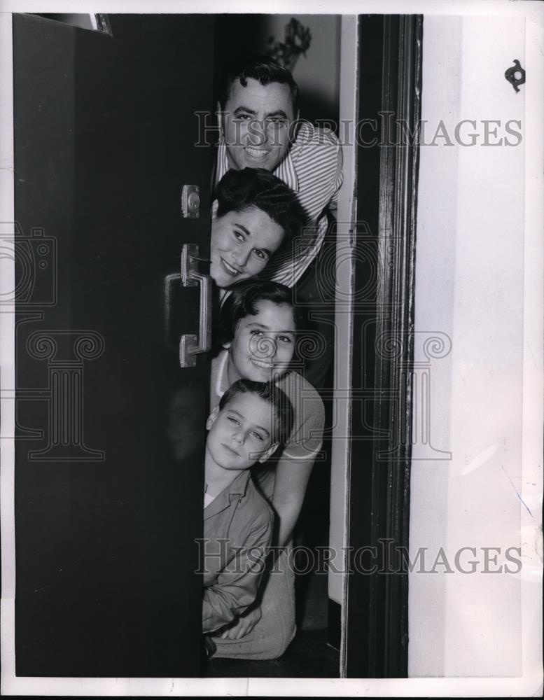 1957 Press Photo Miami, Fla, Mr &amp; Mrs Leonard Colman &amp; kids in All Amer. Family - Historic Images