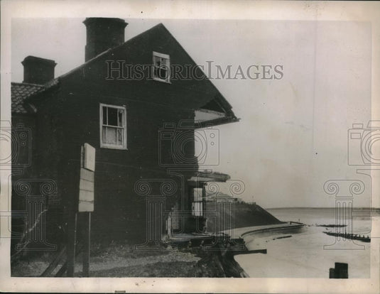 1936 Press Photo Gale storm damaged house on a cliff at Pakefield, England - Historic Images