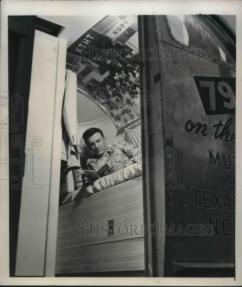 1948 Press Photo John Stephen, production chief KTHT transmitter - Historic Images