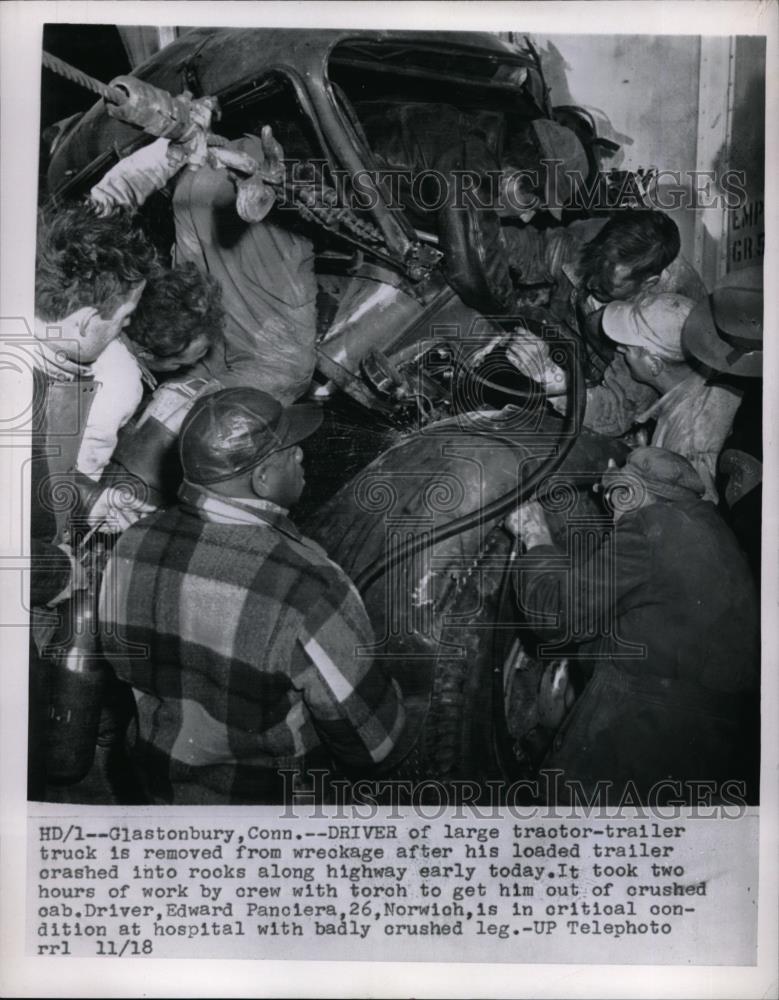 1955 Press Photo Glastonberry,Conn. Ed Panciera pulled from semi accident - Historic Images