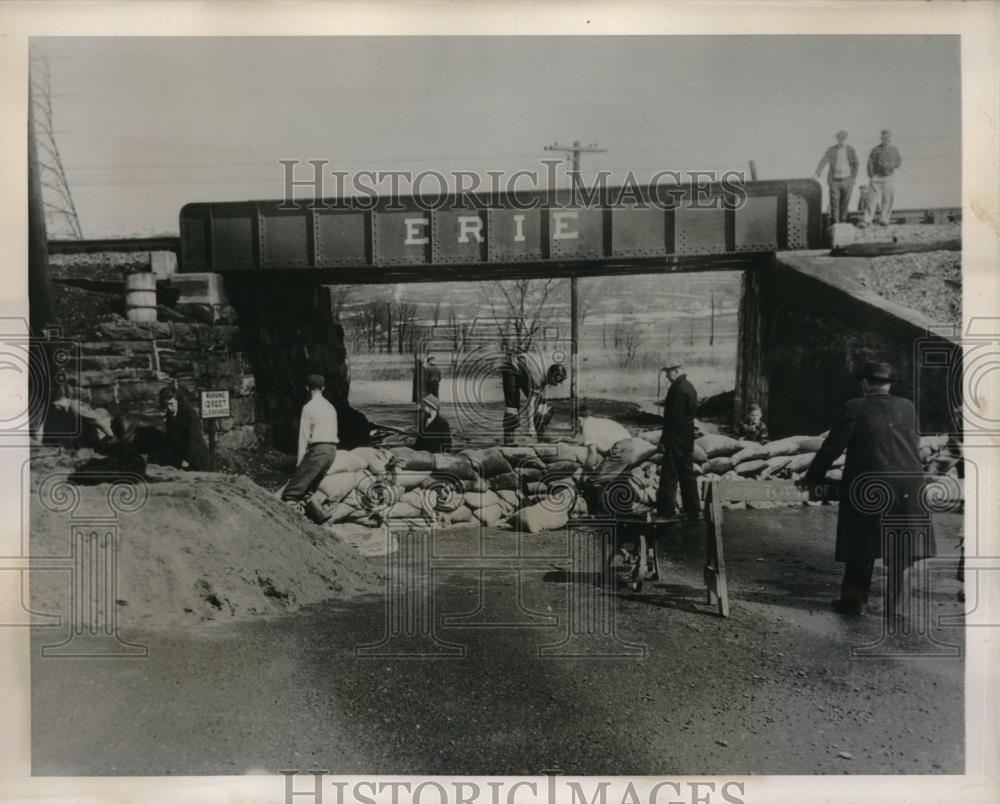 1940 Press Photo residents sandbag Westover NY to keep Susquenhanna River out - Historic Images