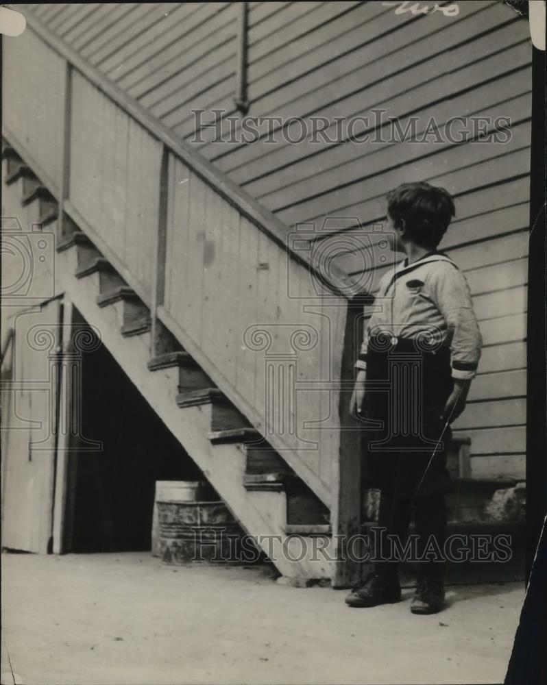1926 Press Photo A young boy at the stairs of his home - Historic Images
