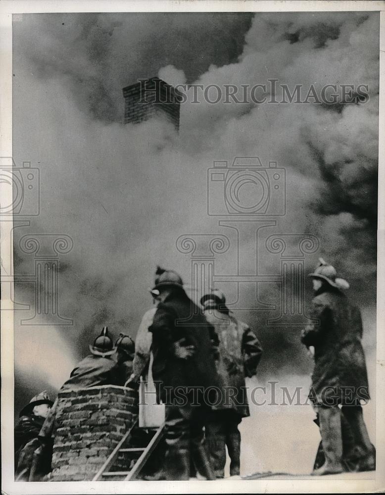 1938 Press Photo Philadelphia Firemen Fight Fire At Paint Manufacturing Plant - Historic Images