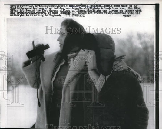 1963 Press Photo Pevestorf, Germany Mrs Christa; Smithson & son escaped from Eas - Historic Images
