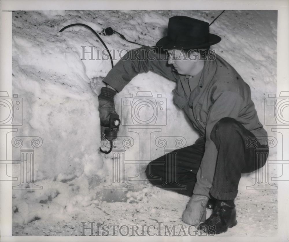 1946 Press Photo electric eye checks speed bob sled R.E. Hadaddy - Historic Images