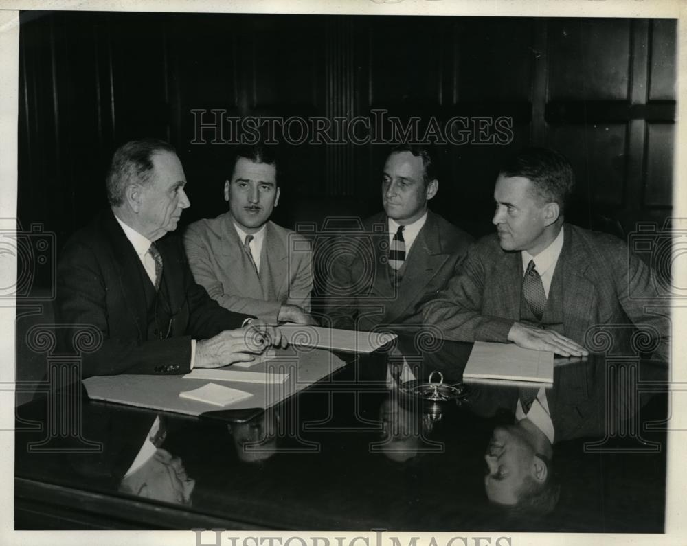 1933 Press Photo Sec of Commerce Daniel Roper conferring w/ the members of the - Historic Images