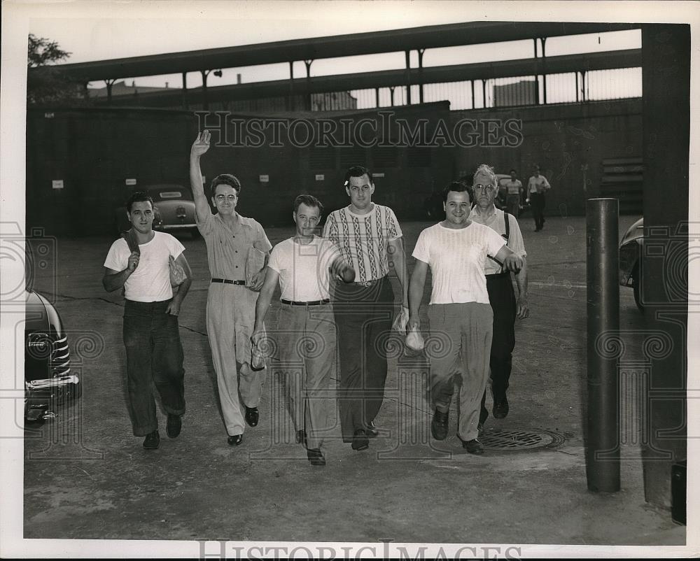 1940 Press Photo Employees On Strike Returning To Work Glenn Zahn - Historic Images