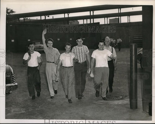 1940 Press Photo Employees On Strike Returning To Work Glenn Zahn - Historic Images