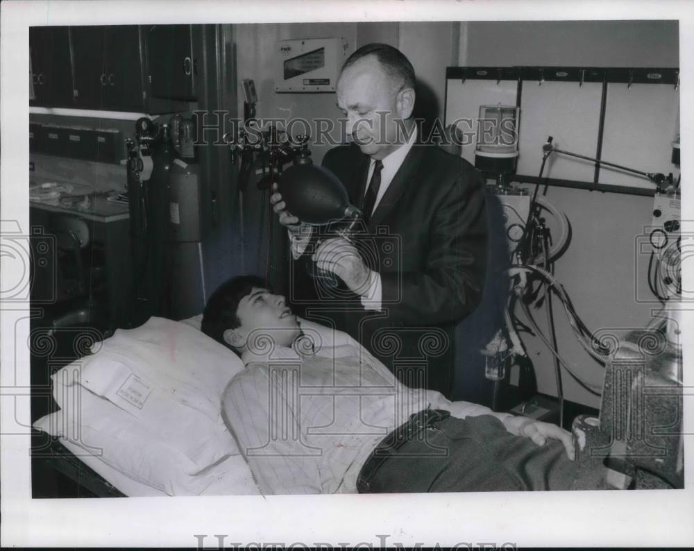 1967 Press Photo Cleveland Huron Rd Hospital, Dr MP Thomas, Mark Krinsky - Historic Images