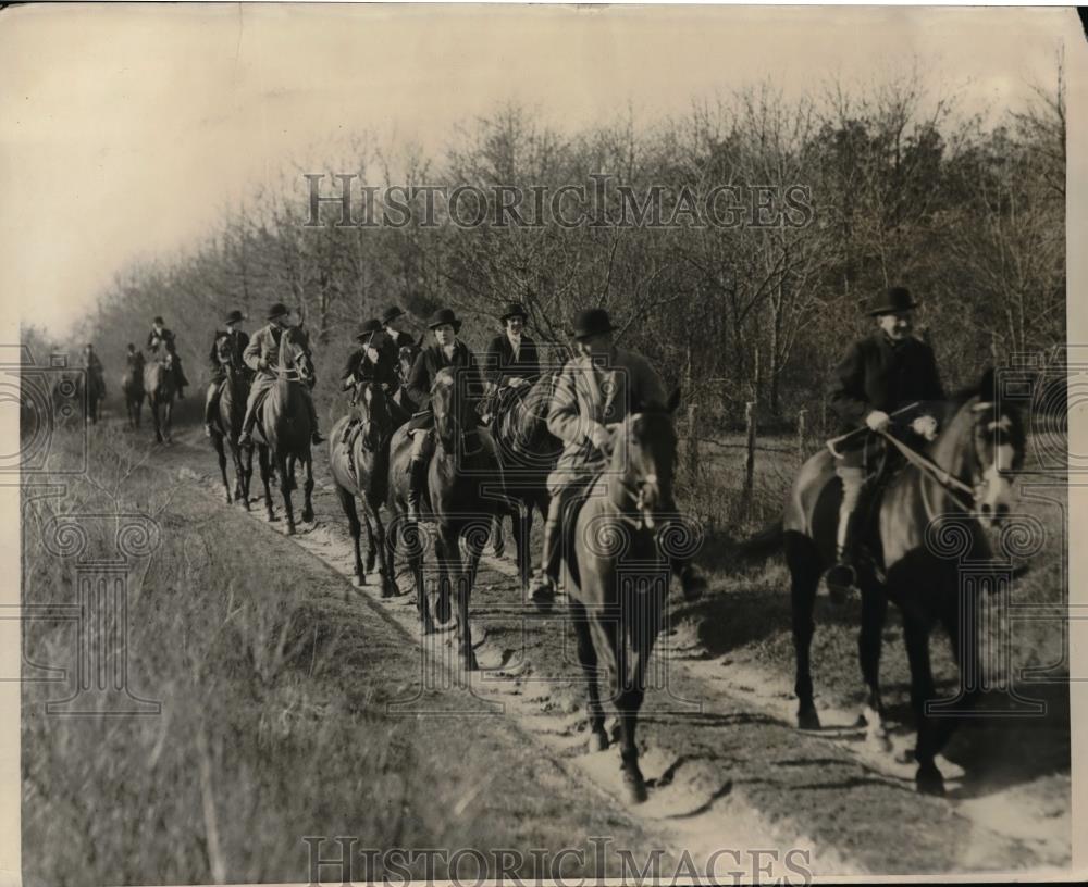 1930 Press Photo Myopai Hunt Club hunting on estate of William Almy - Historic Images