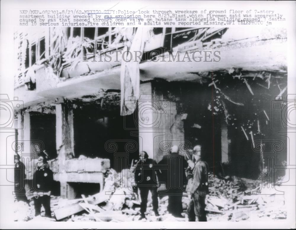 1962 Press Photo Police at Apartment Building After Gas Explosion Mexico City - Historic Images