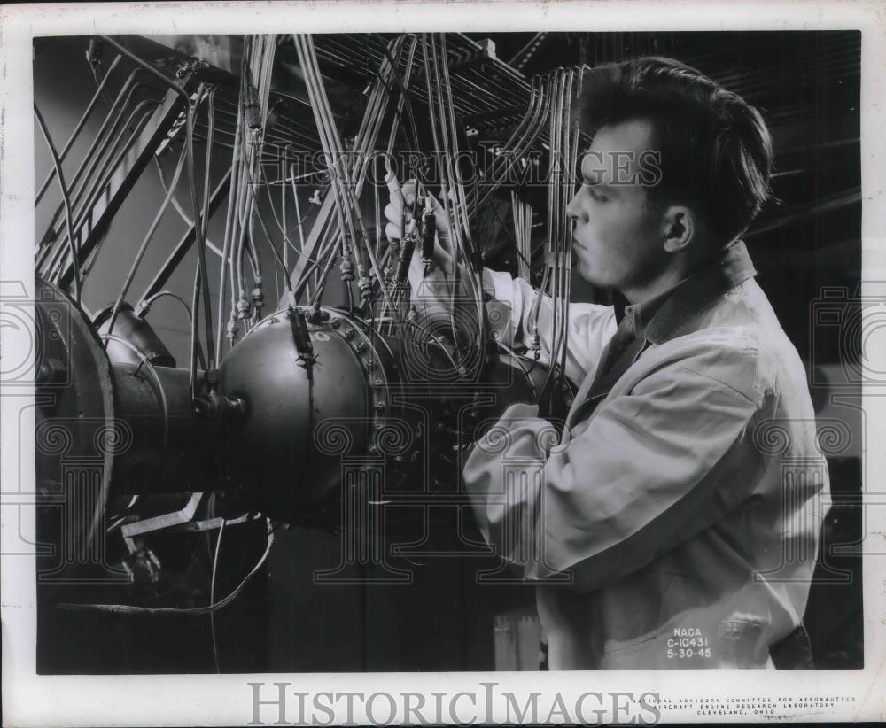 1946 Press Photo Aircraft Engine Research worker and engine at test lab - Historic Images