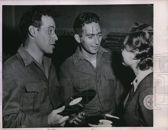 1946 Press Photo Toyko, Red Cross girl, Jel Kohn & bro in law Art Brown - Historic Images