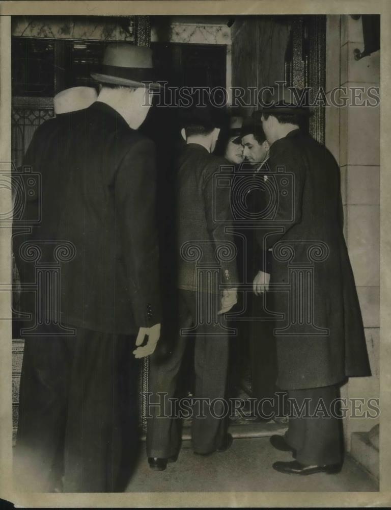 1937 Press Photo Leonidas Hamilikas Held by Police - Historic Images